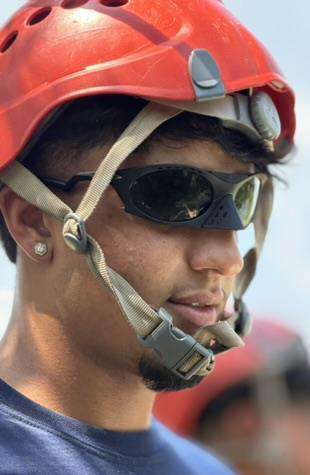 Jovem equipado com capacete vermelho para tirolesa