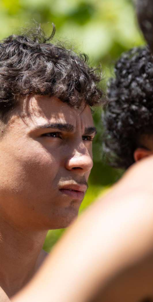 Jovem participando das dinâmicas ecológicas